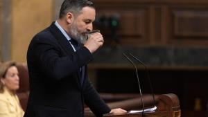 El presidente de VOX, Santiago Abascal, bebe agua durante su intervención en una sesión plenaria en el Congreso de los Diputados, a 26 de marzo de 2025, en Madrid (España).