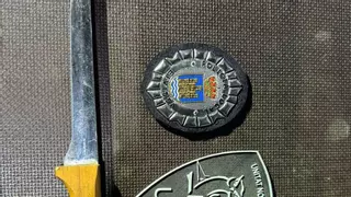 Un hombre amenaza con un cuchillo y un cúter a varias personas en la calle en Ibiza