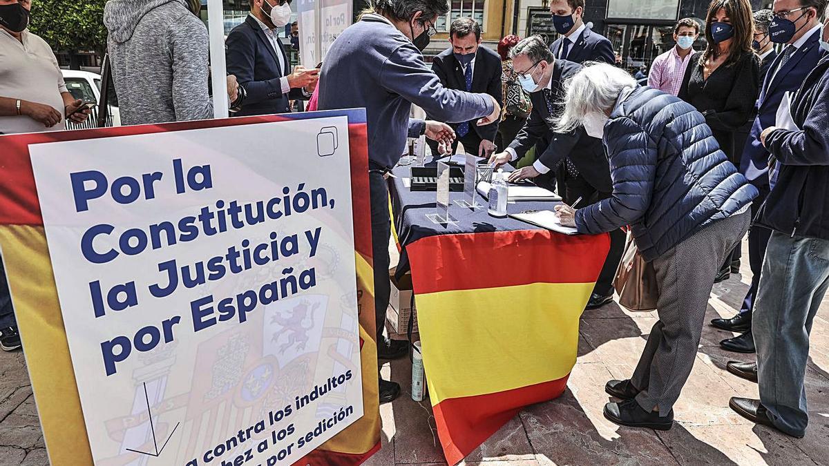 El PP recoge firmas contra el indulto a los líderes independentistas | IRMA COLLÍN