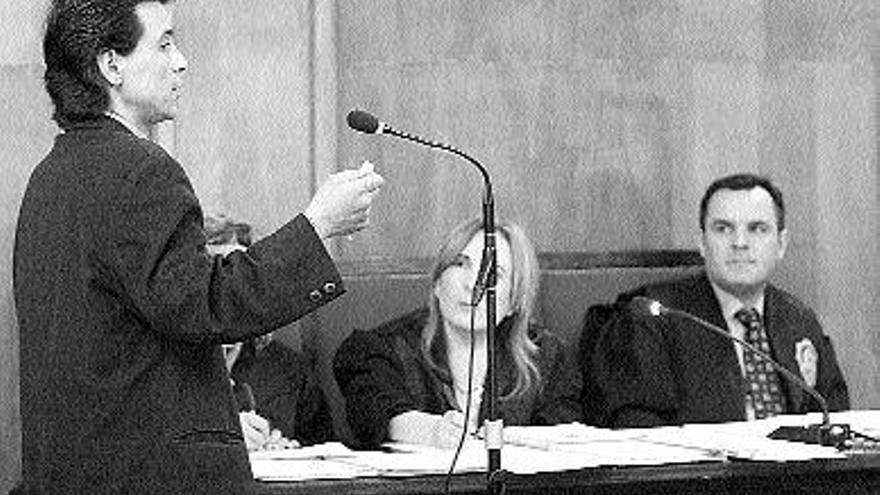 Julio P. D., a la izquierda, durante su declaración en el juicio en Ourense. / iñaki osorio