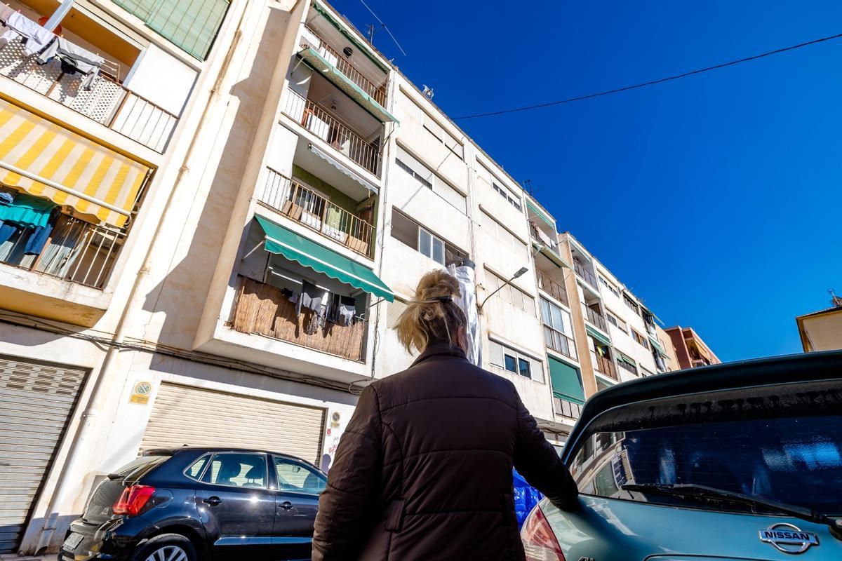 Otra imagen de la afectada, frente a la vivienda que hasta ahora ha sido su domicilio familiar.