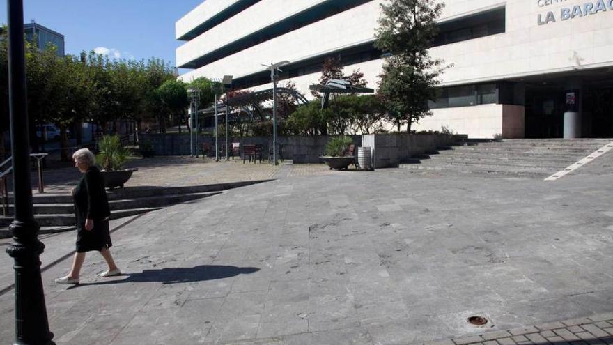 Una mujer paseando, ayer, por la plaza de la Baragaña Alta.