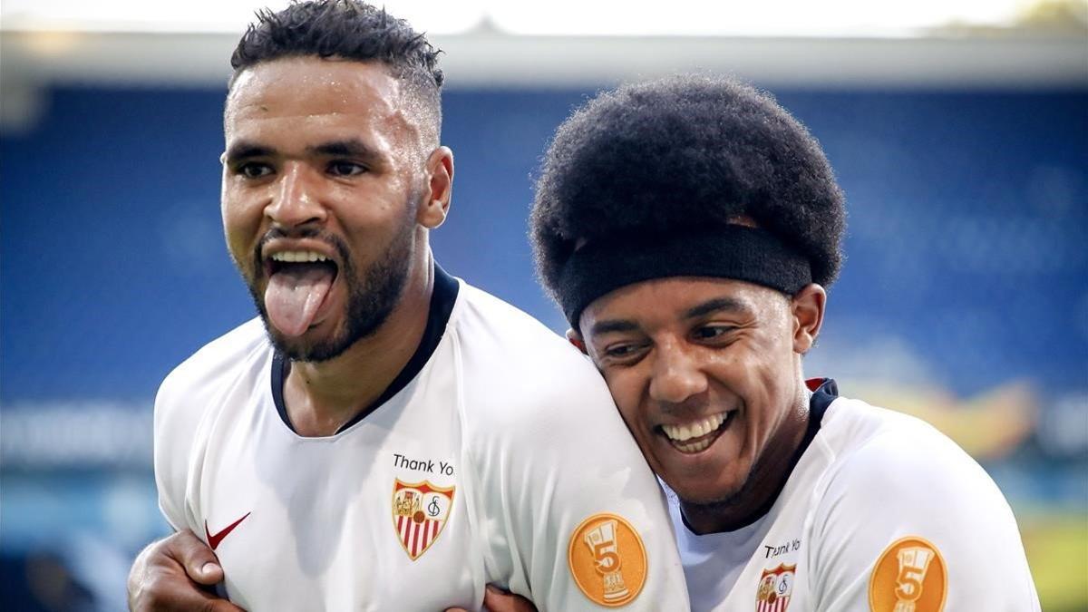 En Nesyri celebra su gol a la Roma felicitado por Koundé, que no estará ante el Granada por covid.