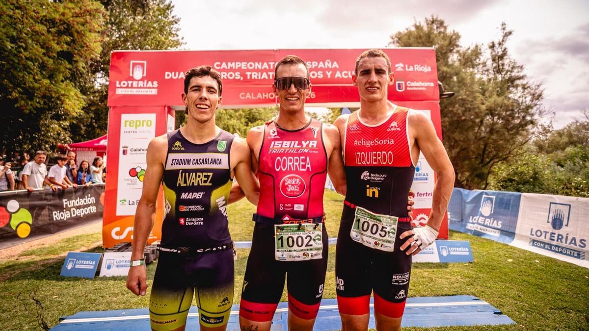 Javier Álvarez, a la izquierda, en el podio absoluto del Campeonato de España de Duatlón.