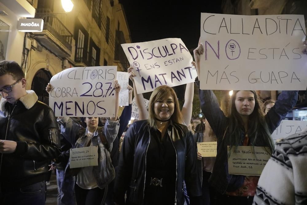 Multitudinaria marcha en Palma por la mujer