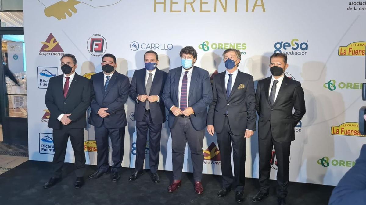 Algunos de los galardonados, ayer, junto a las autoridades en la Gala de los Premios Herentia, que reunió a más de 300 invitados. | PORTAVOZ