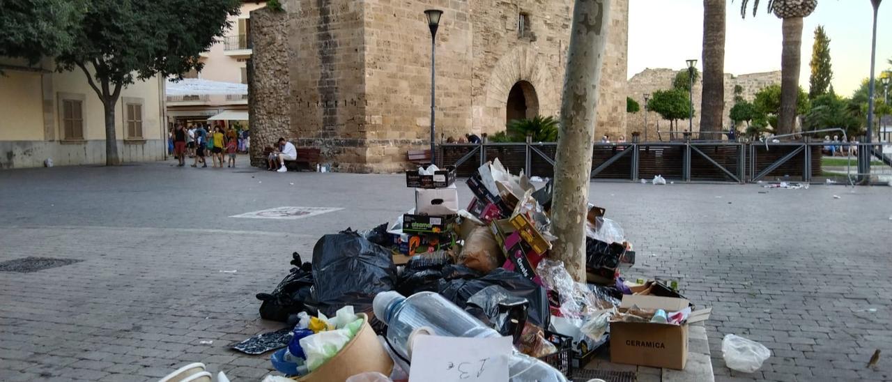 Basuras acumuladas en el centro histórico de Alcúdia durante la huelga de recogida del pasado mes de julio.