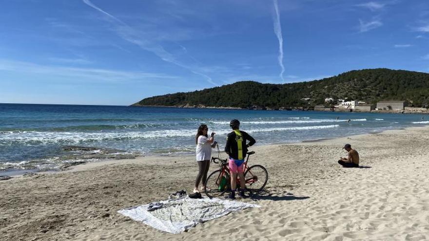 Una imagen de dos personas disfrutando de la playa en pleno mes de marzo