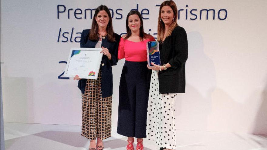 Las hijas de Pablo Barbero recogen el Premio de manos de Yaiza Castilla (c).