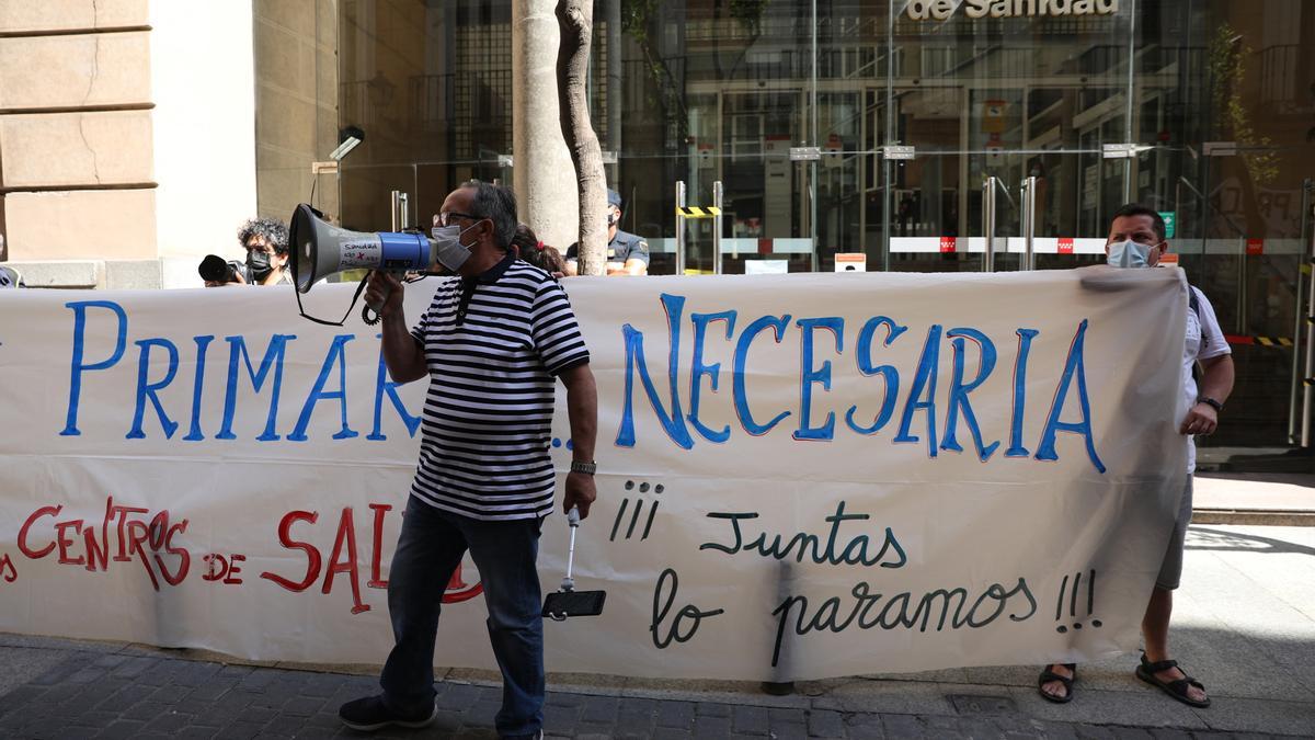 Un hombre con un megáfono durante una concentración frente a la Consejería de Sanidad.