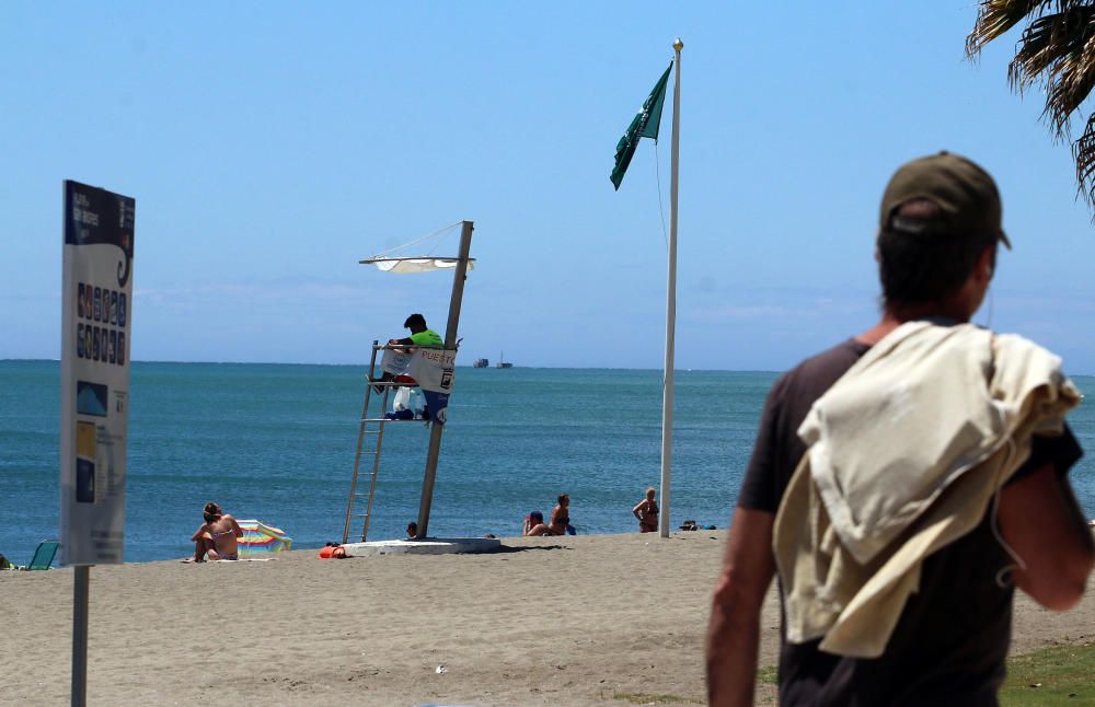 Comienzan las labores de limpieza de las playas de Málaga capital antes del inicio de la temporada de verano