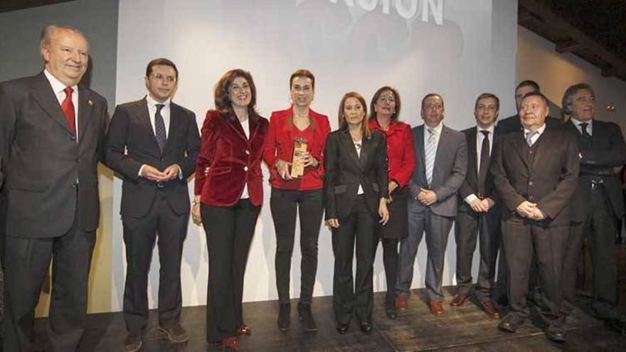 La Fundación Mercedes Calles de Cáceres entrega su premio de periodismo a Carmen Posadas