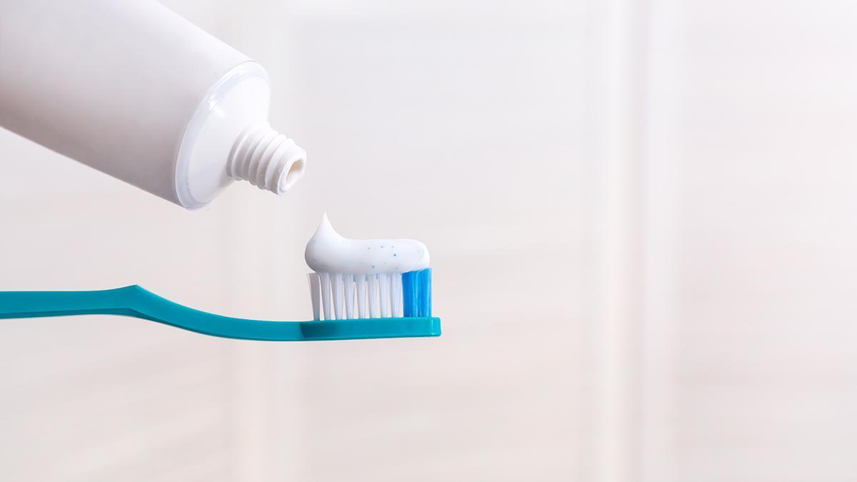 Mezclar pasta de dientes y vinagre: el secreto para dejar unas persianas imecables