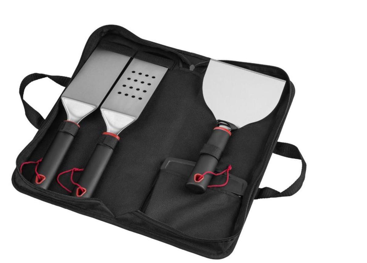 Set de utensilios de acero inoxidable para barbacoa.