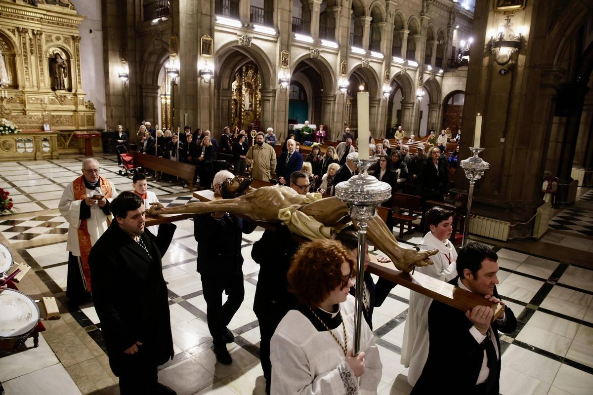 Un momento del vía crucis, este sábado en la parroquia de San José.