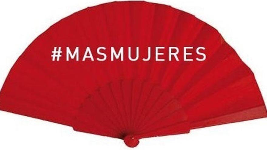Los abanicos rojos con el hashtag &quot;#MASMUJERES