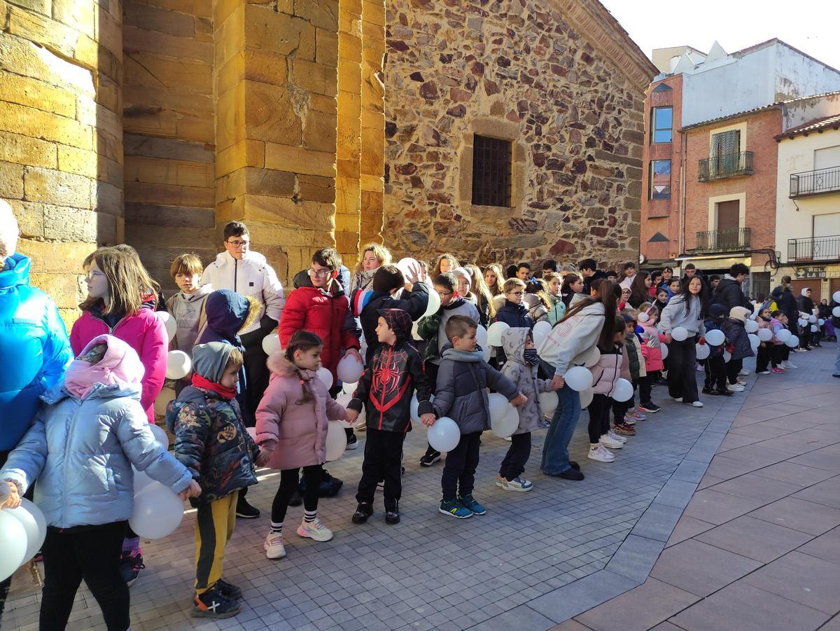 GALERÍA | El colegio Virgen de la Vega de Benavente realiza una gran cadena humana por la paz