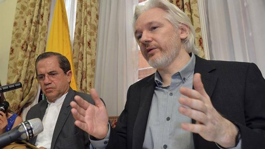 Assange anuncia que pronto saldrá por su propio pie de la embajada de Ecuador en Londres