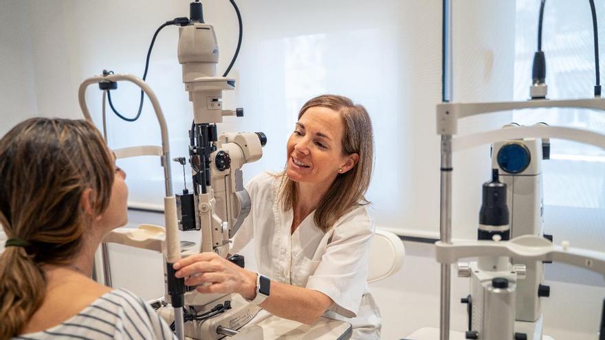 Queratitis infecciosa: Quins són els riscos de portar lents de contacte durant l’estiu?