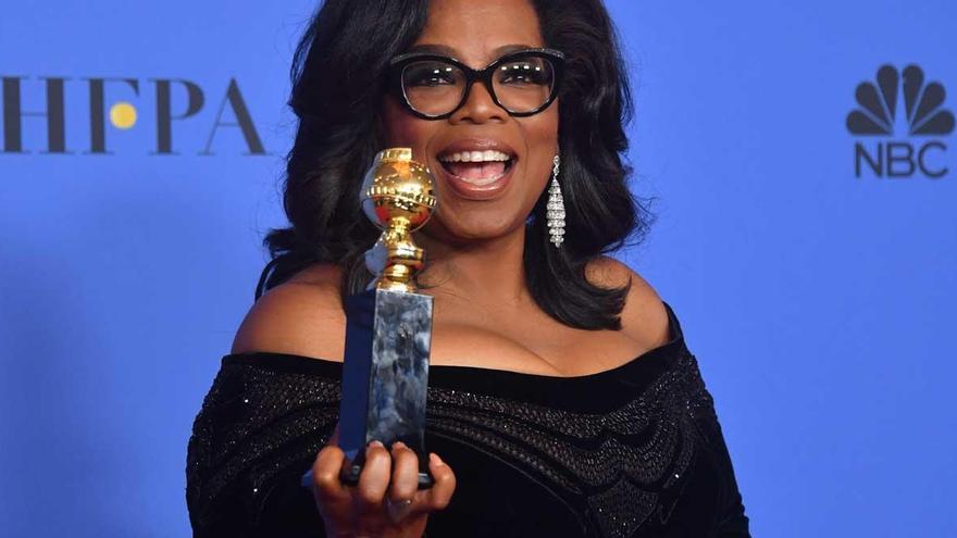 Oprah Winfrey sujeta un Globo de Oro.