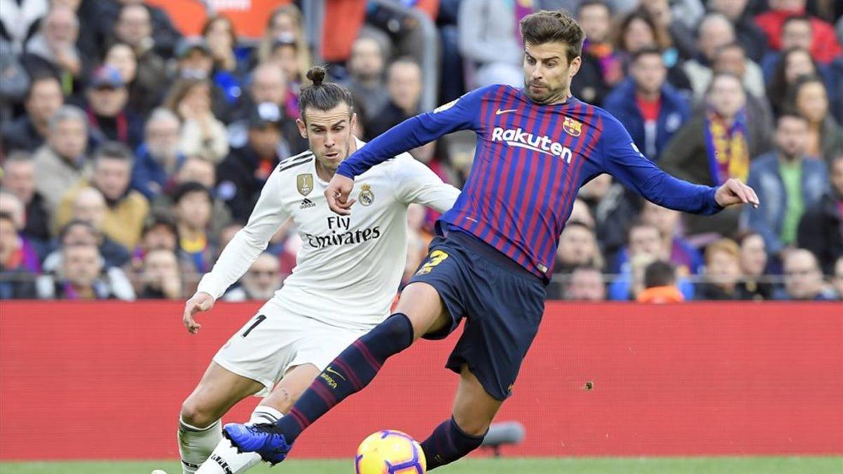 Piqué ante Bale en el clásico del Camp Nou