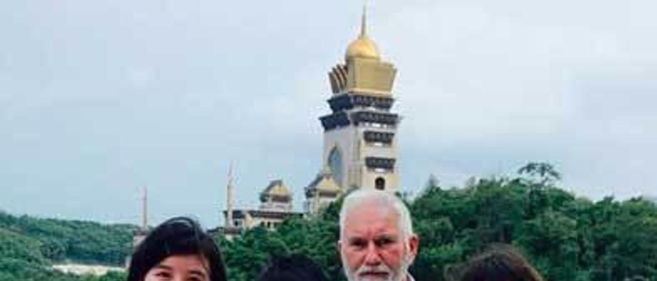 Macario Fernández, ayer, con un grupo de taiwaneses y con el monasterio de Chung Tai Chan al fondo.