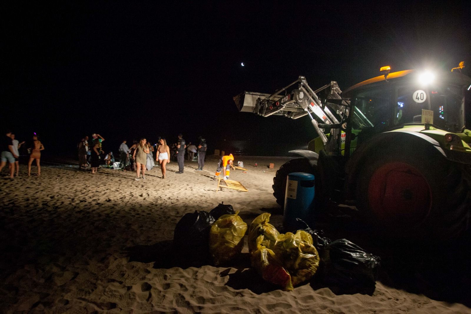 Desalojo y limpieza de las playas tras la noche de San Juan