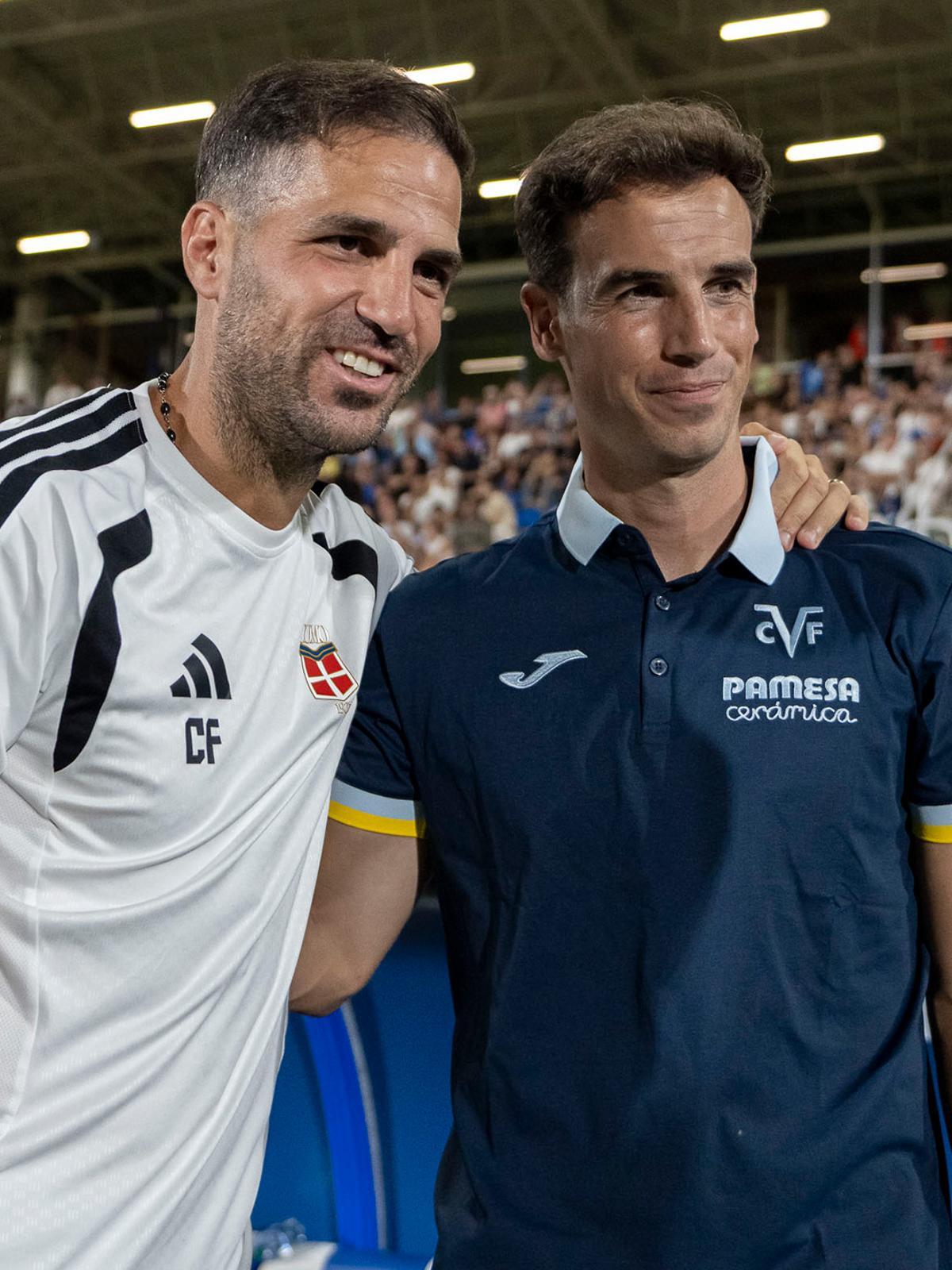 Los entrenadores, Cesc Fàbregas (Como) e Iñigo Pérez (Villarreal), se saludaron efusivamente antes del partido.