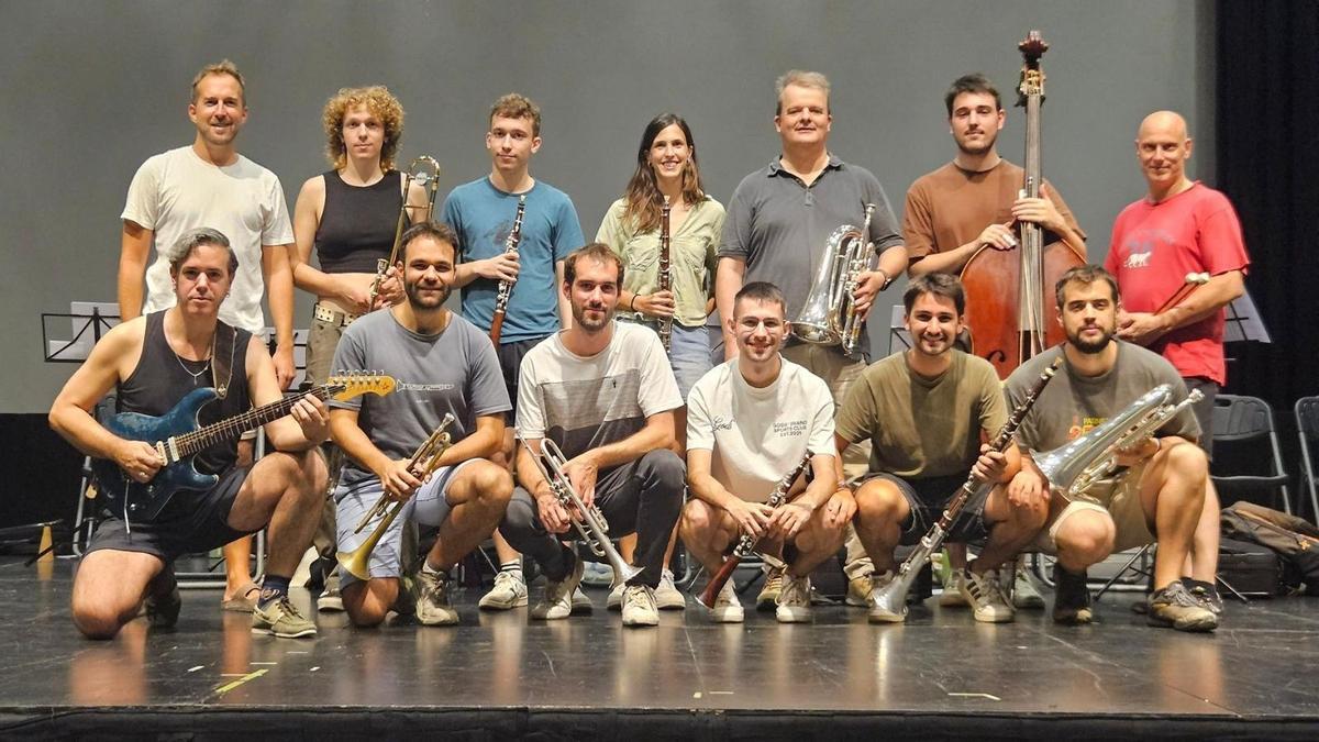 Integrants de la cobla solsonina amb Arnau Tordera, l'artista convidat d'enguany