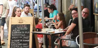 Los turistas mantienen viva la hostelería en agosto: «Crece el turismo gastronómico»