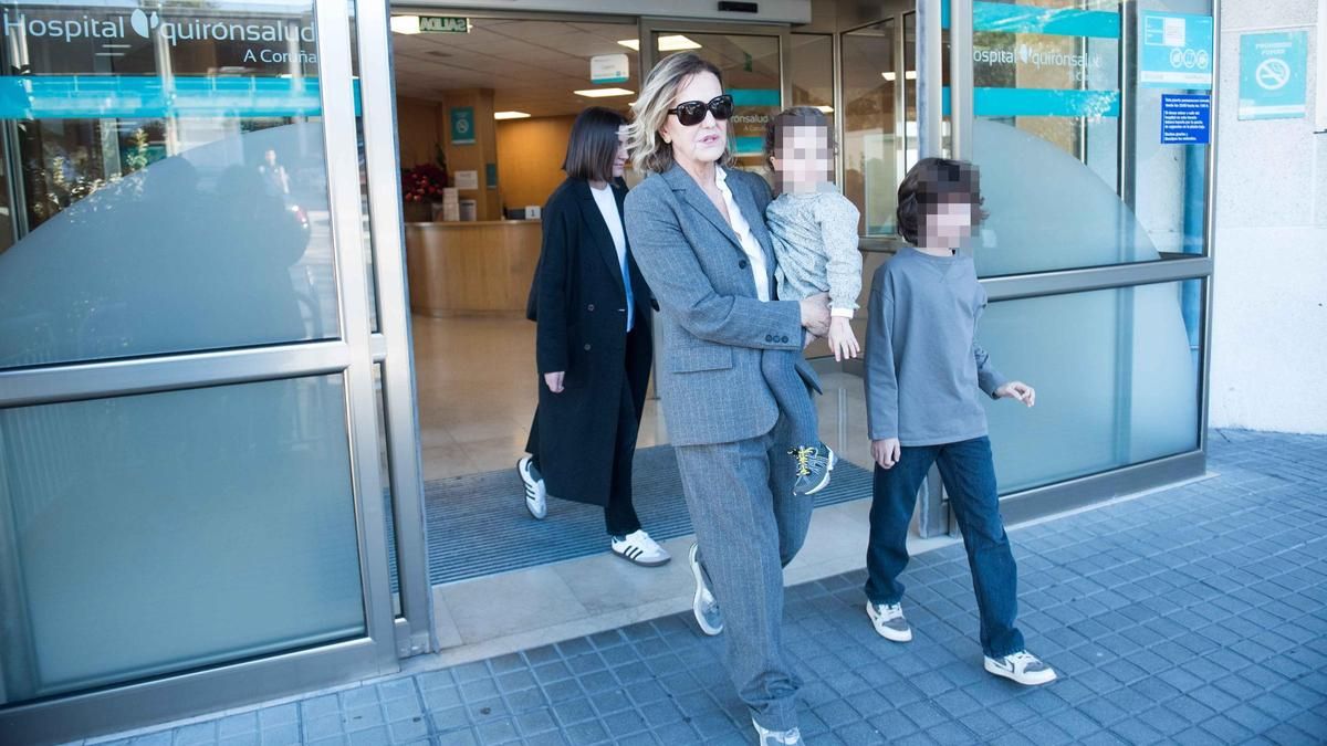 Flora Pérez Marcote, con los otros dos hijos de Marta Ortega, en la puerta del Quirón de A Coruña