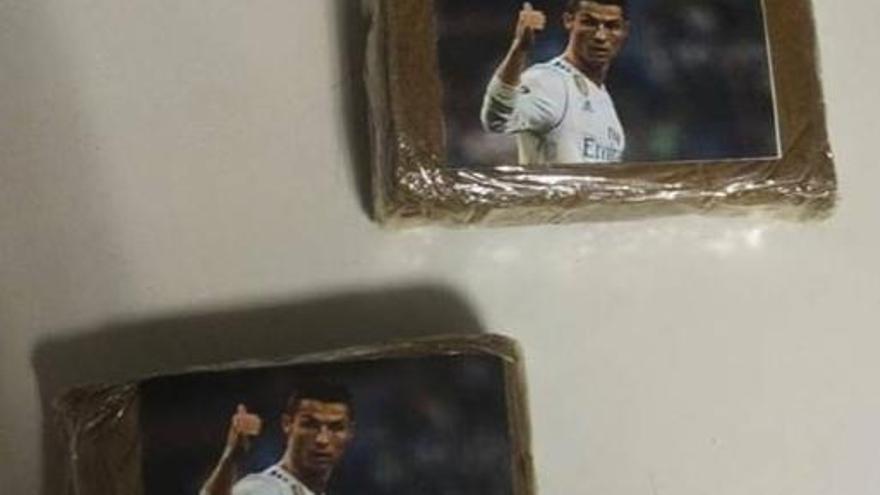 Una de les peces de haixix embolicades amb una fotografia del Cristiano Ronaldo