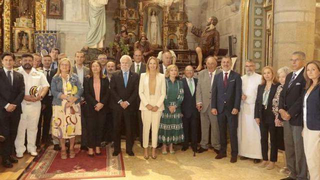 Foto de familia con Tapias, Ortiz, Santalices,  Rivas y Botana, entre otras autoridades locales.