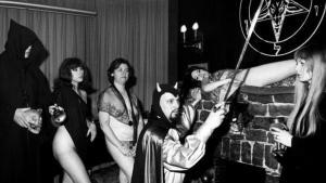 Anton LaVey, oficiando una ceremonia satánica.