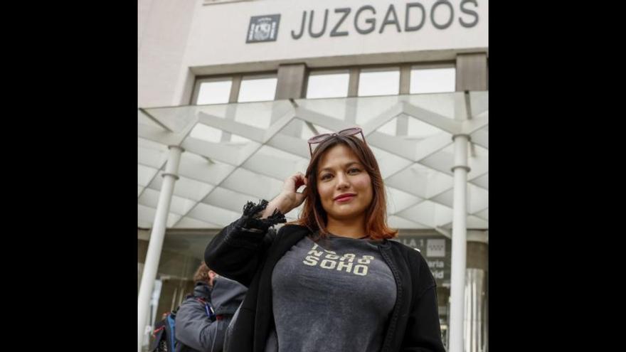 La última denuncia de Elisa Mouliaá: asaltan su tienda en Madrid y la acosan de madrugada en su casa
