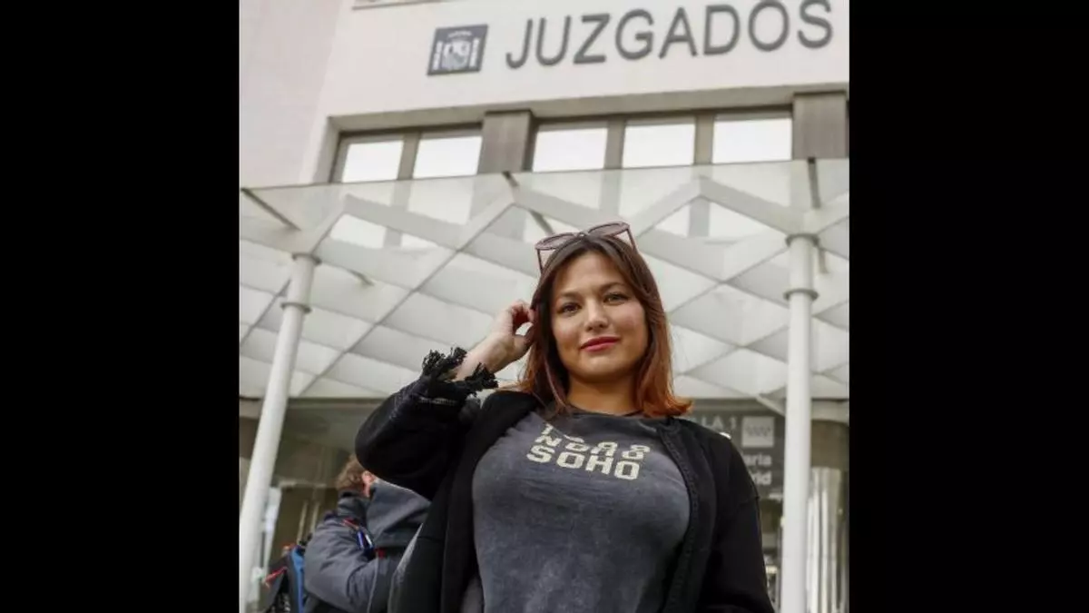 La última denuncia de Elisa Mouliaá: asaltan su tienda en Madrid y la acosan de madrugada en su casa