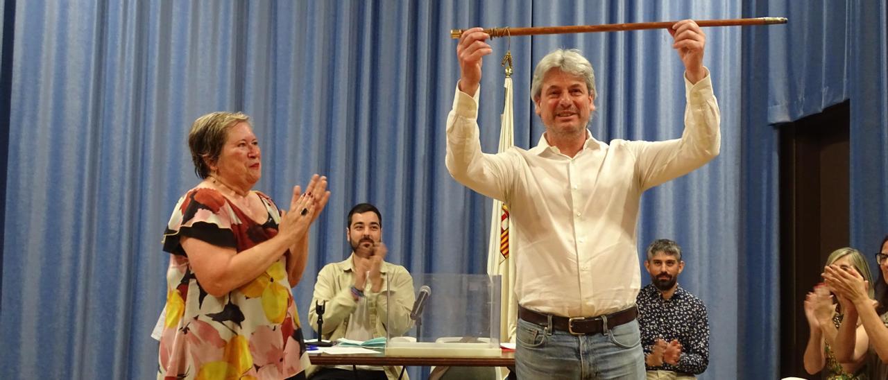 L'alcalde de Moià, Dionís Guiteras, alçant la vara del quart mandat