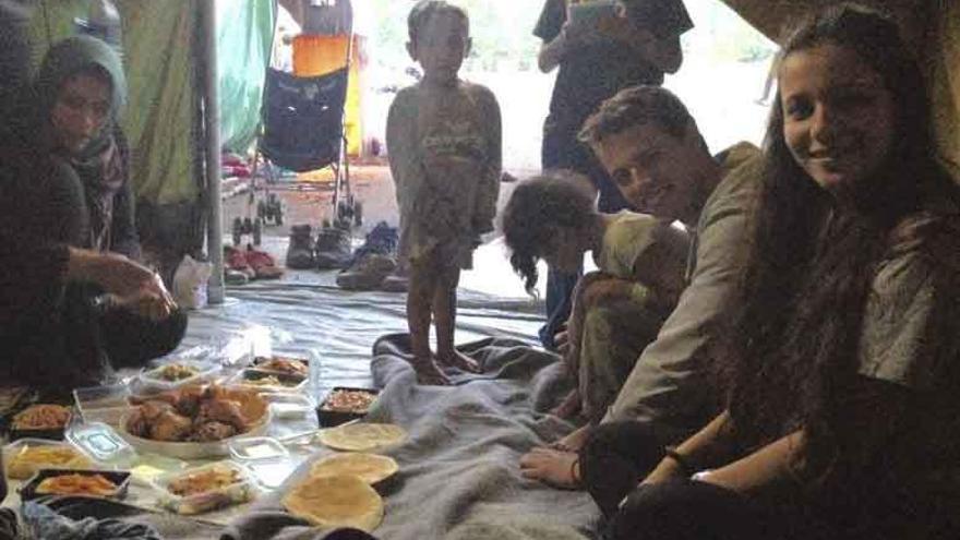 Los dos zamoranos (a la derecha) cenando con unos refugiados en una tienda de campaña.