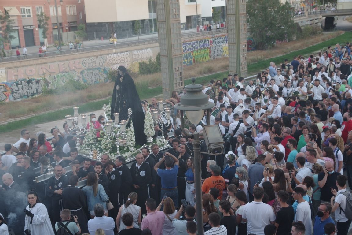 La procesión extraordinaria de Dolores del Puente, en imágenes