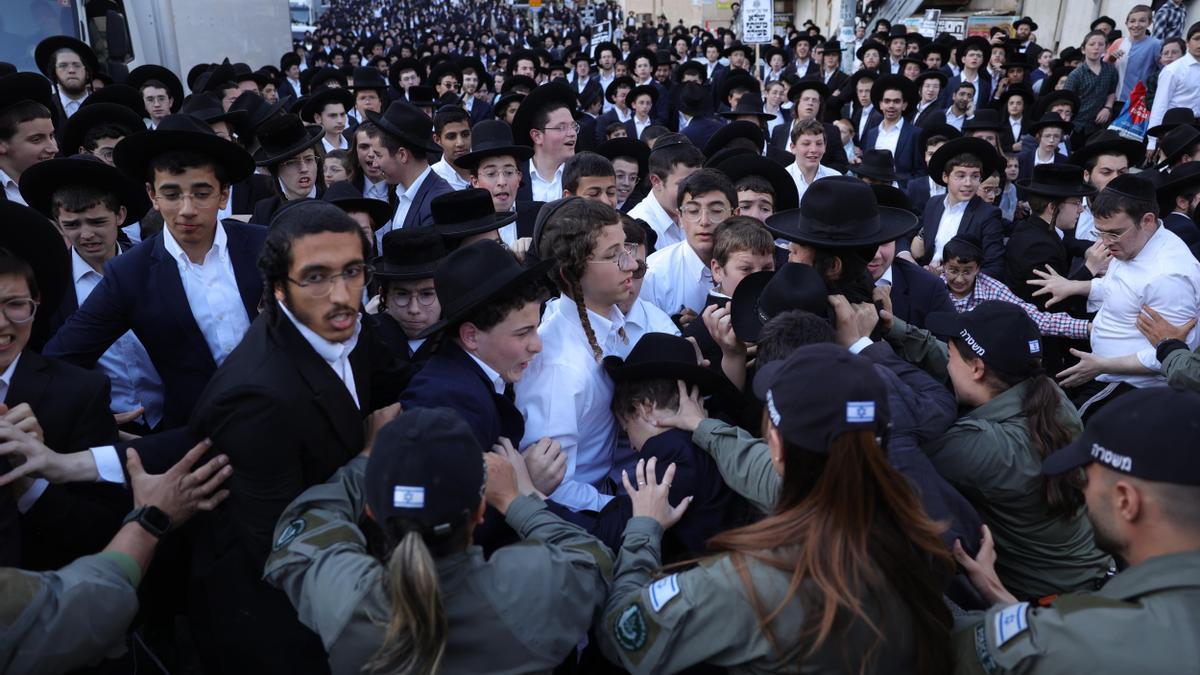 Miles de ultraortodoxos se manifiestan contra el reclutamiento militar en Jerusalén