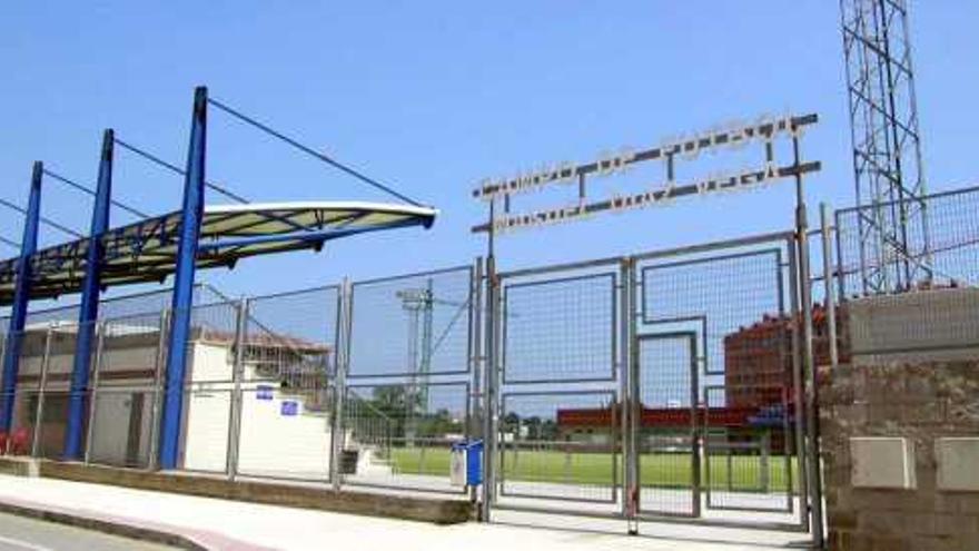 Entrada al campo municipal de fútbol Díaz Vega, en La Corredoria.