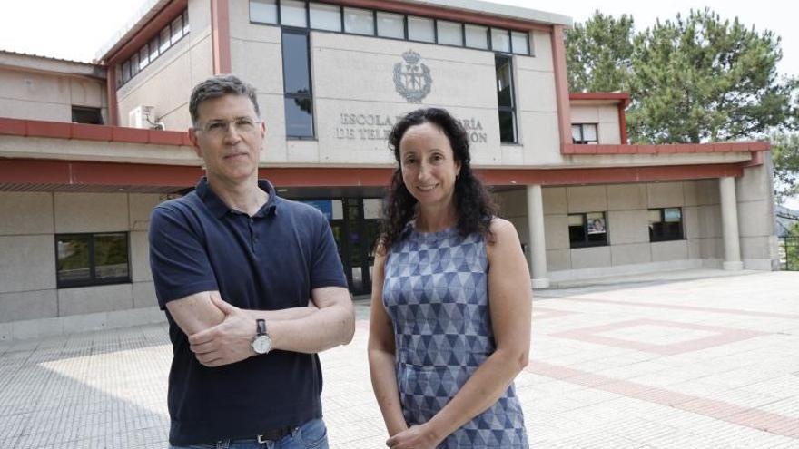 Manuel Fernández, coordinador del máster, y Rebeca Díaz, directora de la Escuela deTelecomunicaciones,en la entrada del  centro. |   // R. GROBAS