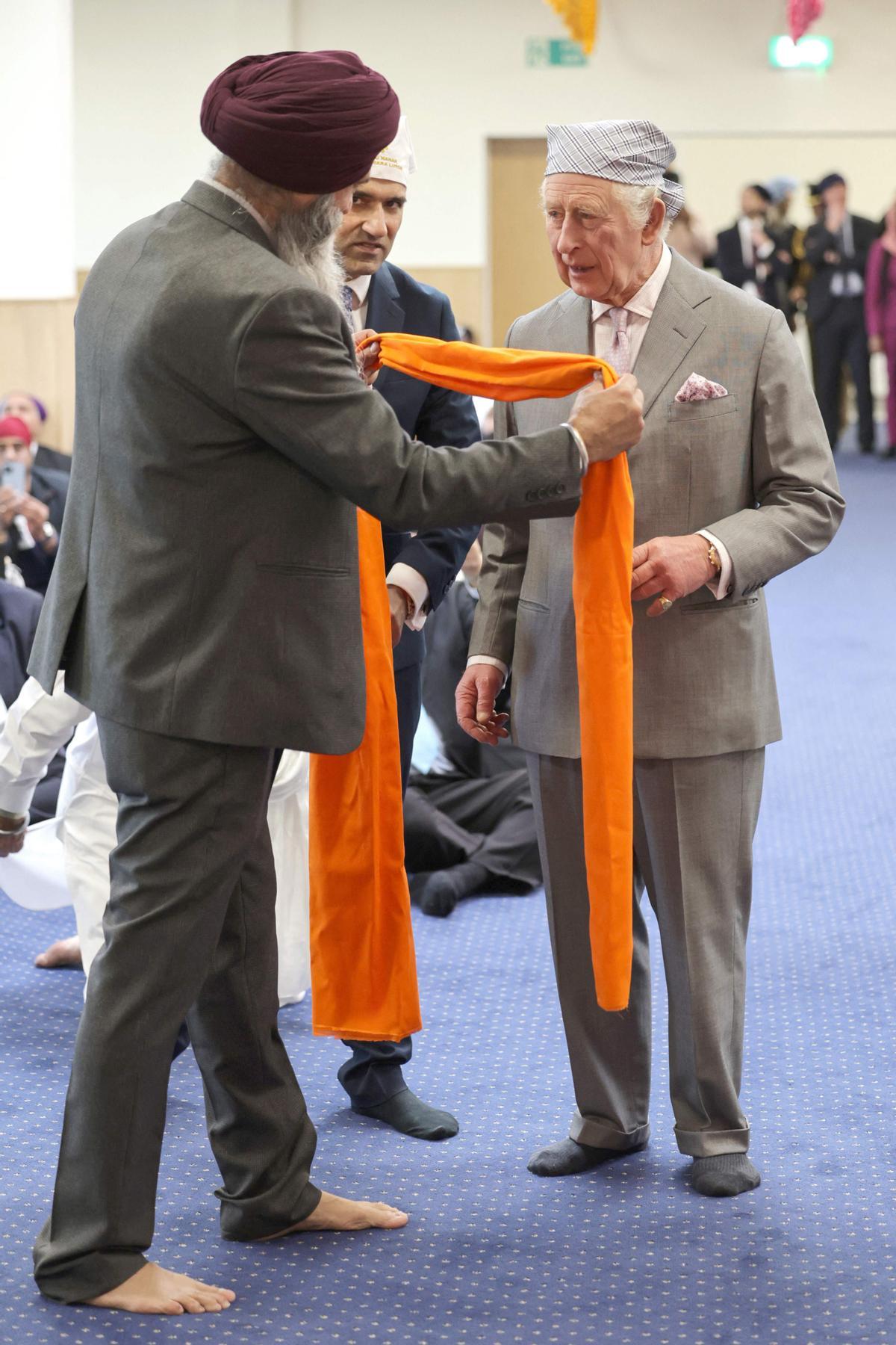 El Rey Carlos III visita el Guru Nanak Gurdwara Luton, donde se brinda enseñanza y práctica religiosa sij para todos los miembros de la comunidad y proporciona servicios sociales voluntarios para los ancianos, jóvenes y otros grupos de la comunidad.