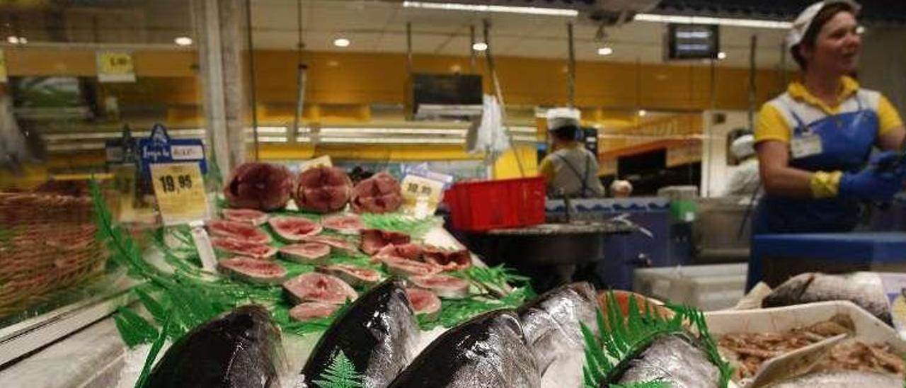 Los primeros ejemplares de bonito subastados este año en Avilés en una pescadería de la ciudad.