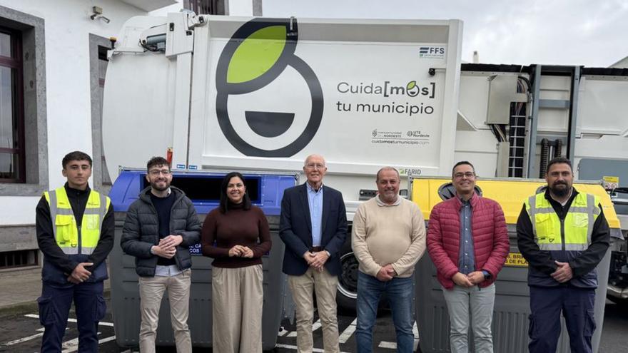 El alcalde y otros miembros de su equipo en la presentación del servicio.