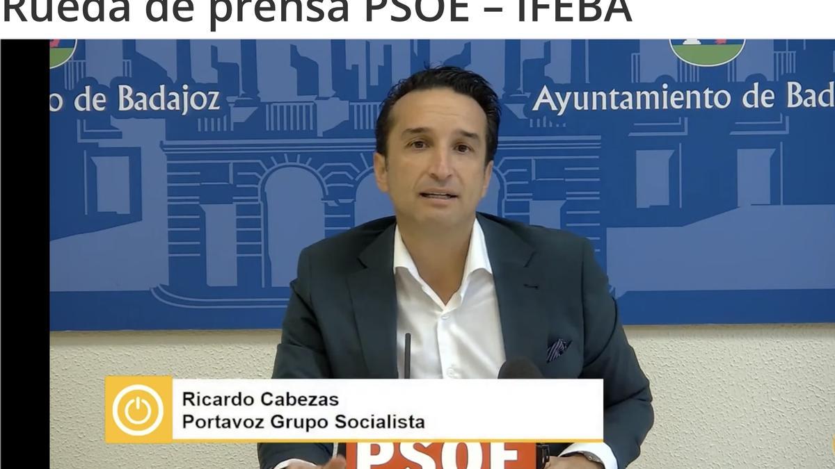 El portavoz socialista Ricardo Cabezas en una rueda de prensa televisada.