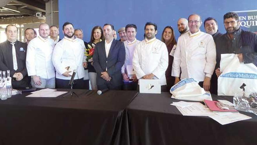 Foto de familia de ganadores, organizadores y colaboradores.