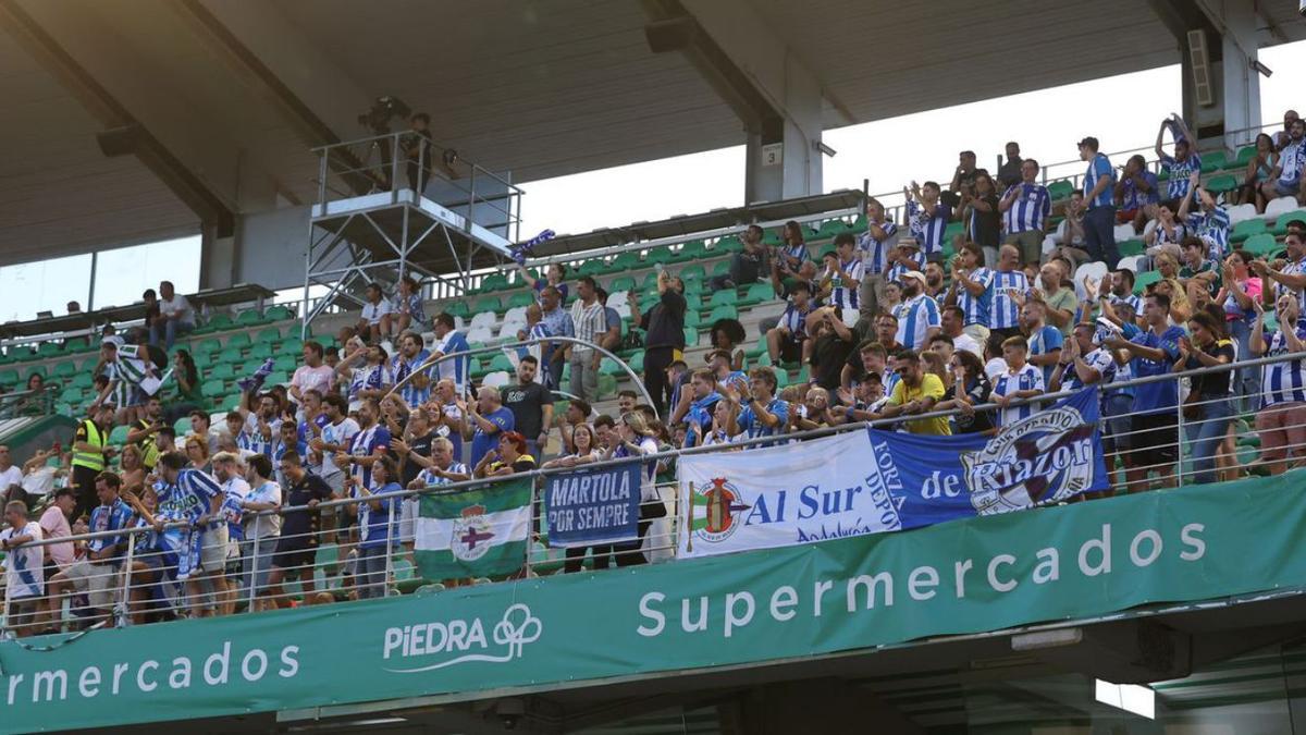 Aficionados deportivistas ayer en las gradas del Arcángel. | // LOF