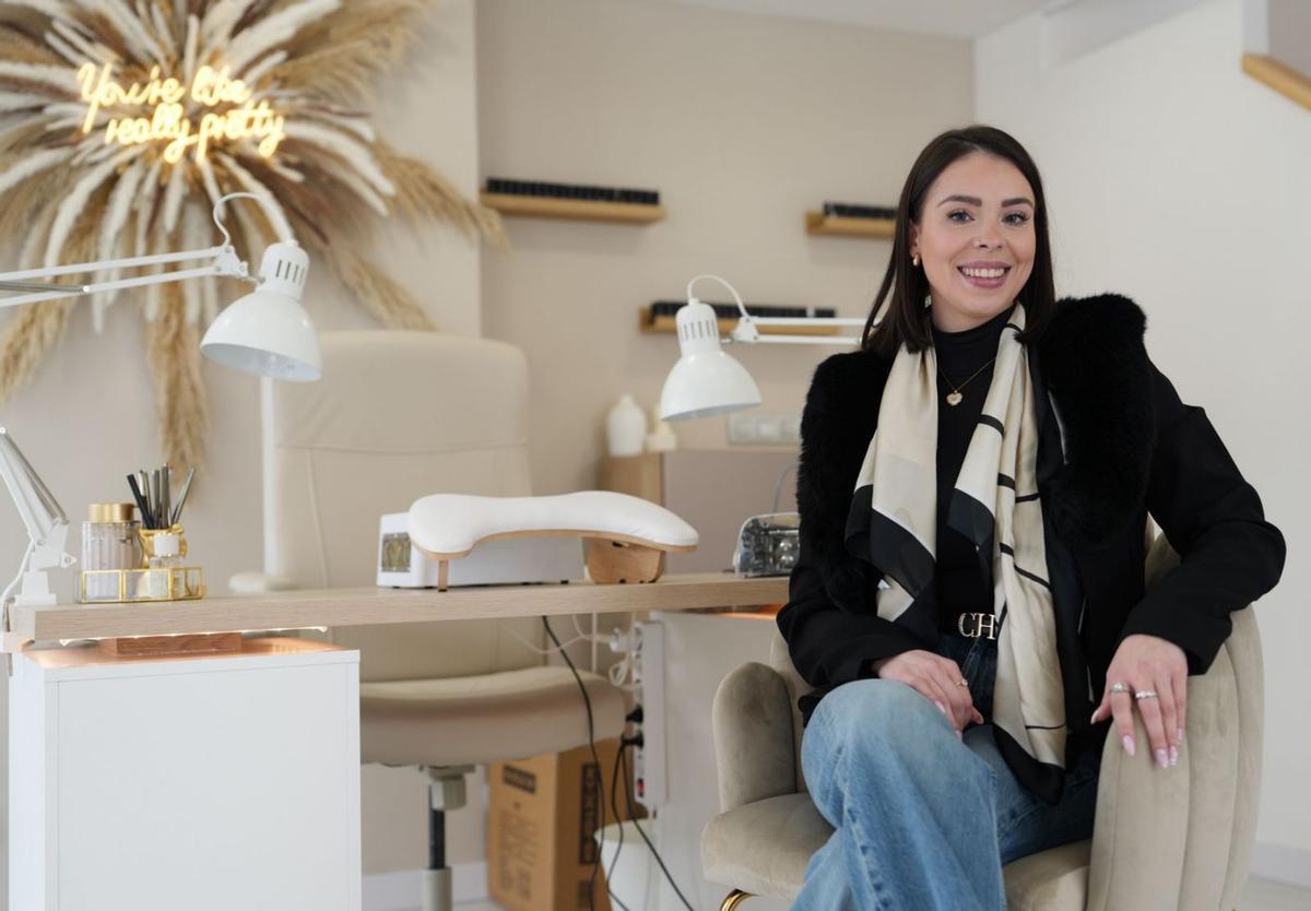 Meri Mejuto en su local de estética, en Lalín.