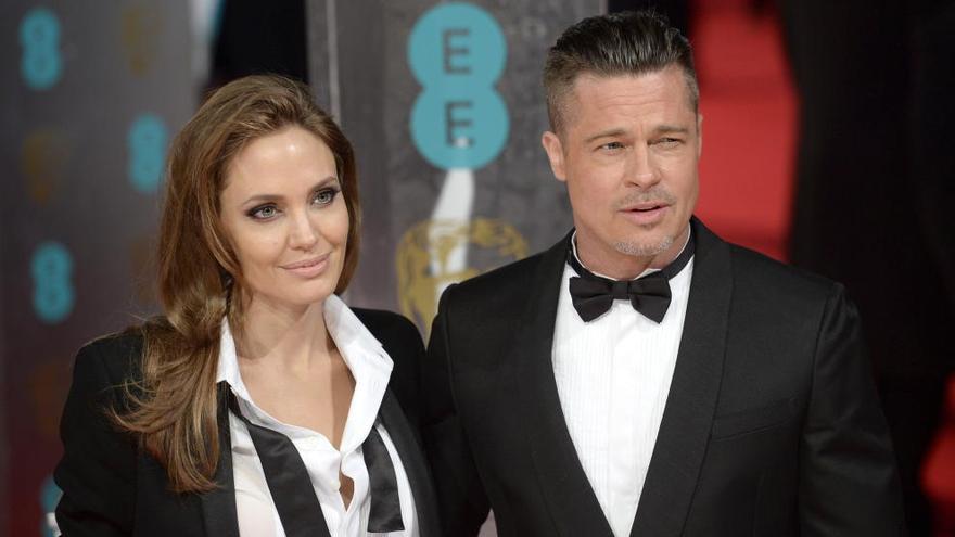 Angelina Jolie  luce su esmoquin a juego del de Brad Pitt